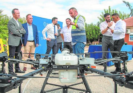 En el centro de la imagen, el directivo del Imida, Andrés Martínez, el representante de la Universidad Católica de Murcia, Samuel Mendoza, y el de DJI Agriculture Spain, Joaquín M. Polo.