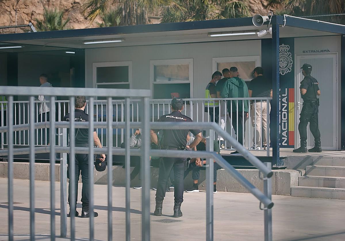 Inmigrantes llegados en patera a la Región, este viernes, en Cartagena.