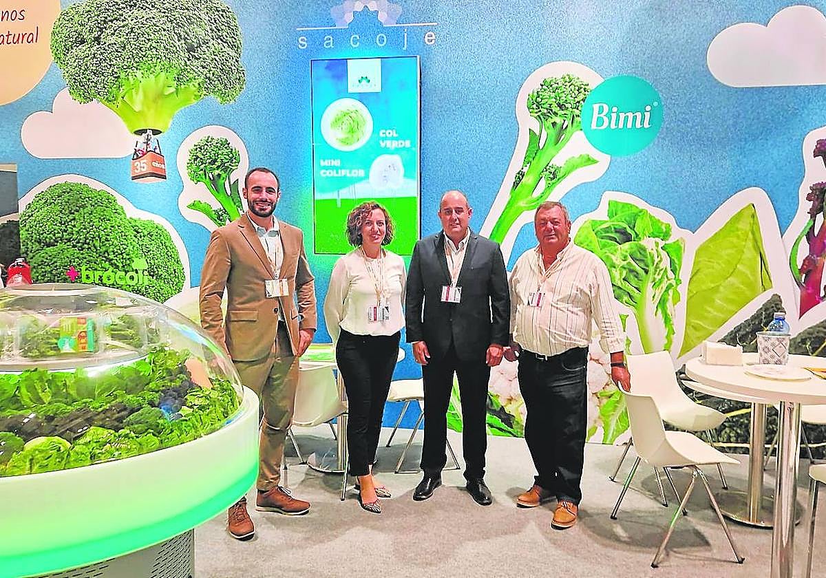 Responsables de Sacoje en el stand de la cooperativa en la feria Fruit Attraction.