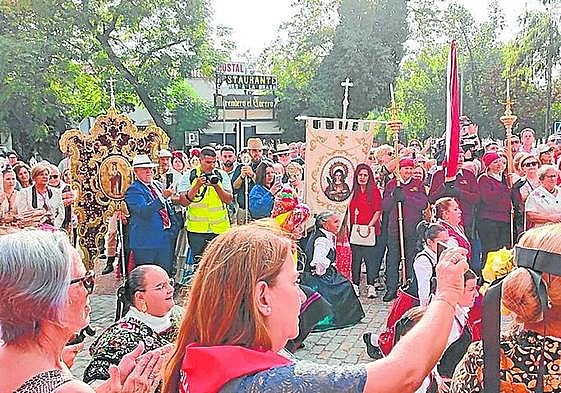 Grupos de fieles totaneros, en Mérida, ayer.