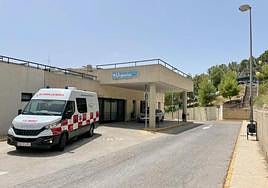 Puerta de Urgencias del hospital Rafael Méndez de Lorca, donde ingresaron los menores agredidos.