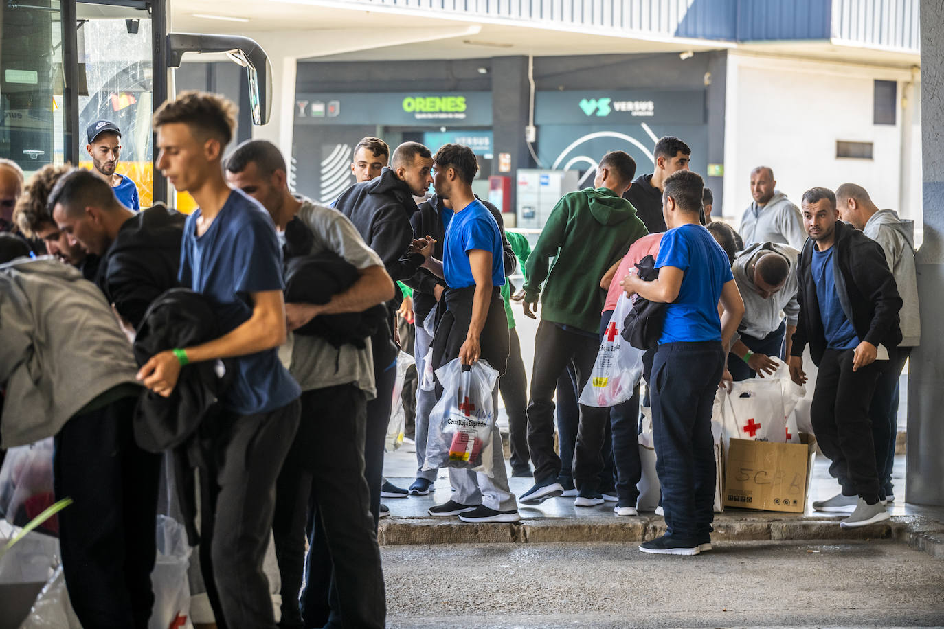 La Policía Nacional traslada decenas de inmigrantes argelinos desde Cartagena a las calles de Murcia