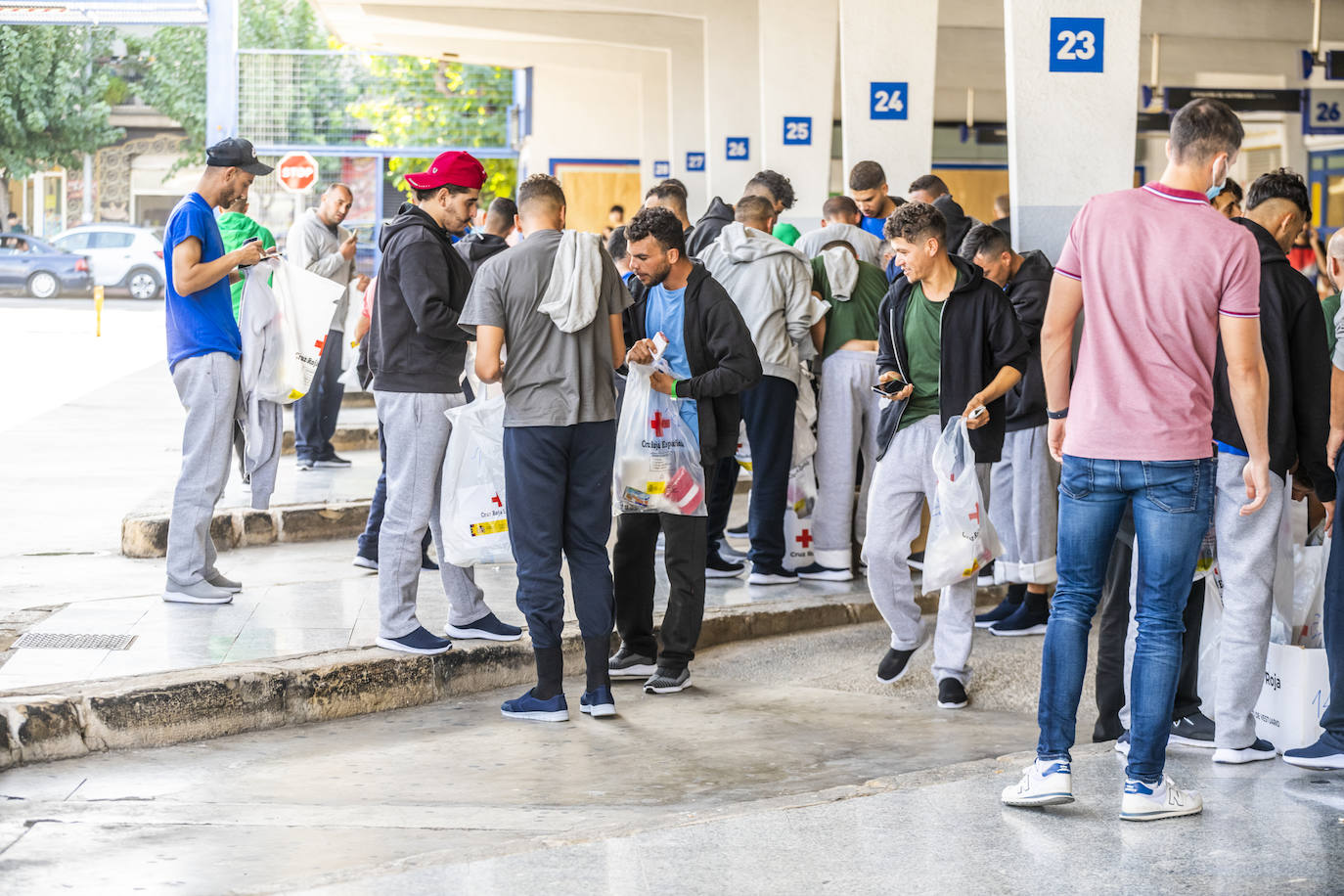 La Policía Nacional traslada decenas de inmigrantes argelinos desde Cartagena a las calles de Murcia