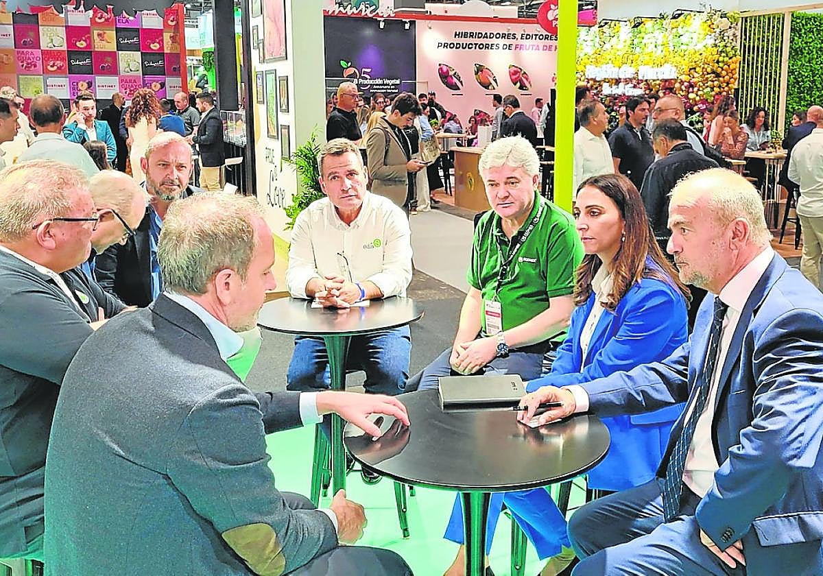 La consejera de Agua, Agricultura, Ganadería y Pesca, Sara Rubira, mantiene un encuentro con representantes de empresas asociadas en Agritech.