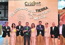 El equipo de Cricket en su estand durante la feria.