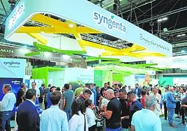 Stand de Syngenta abarrotado de visitantes. A la derecha, responsables de la compañía en la feria.