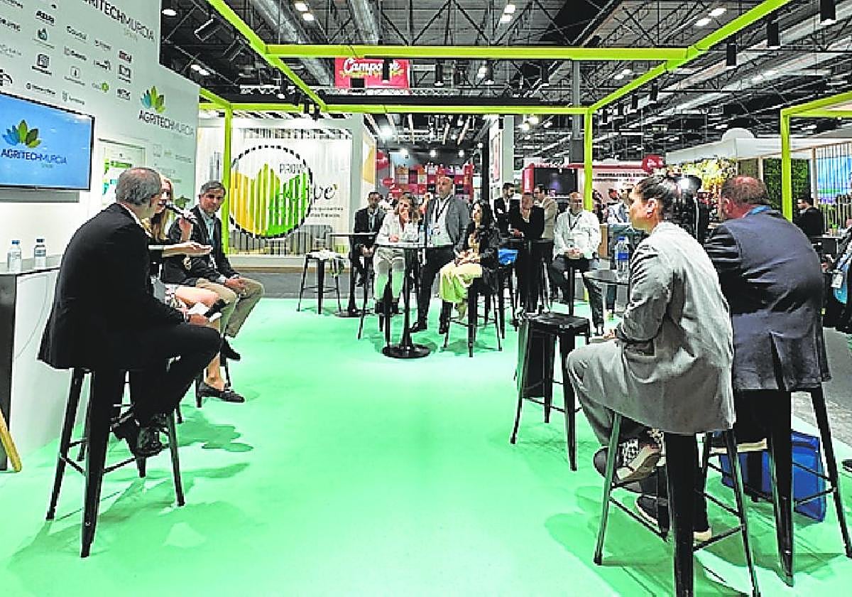 Mesa redonda organizada en el estand de AgritechMurcia.