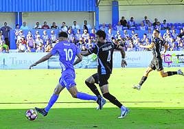 Baeza, del Águilas, en el partido ante el Racing Cartagena.