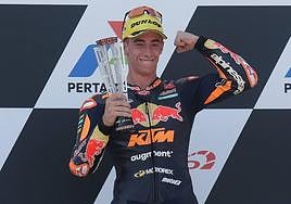 Pedro Acosta levanta el puño en el podio del Gran Premio de Indonesia.