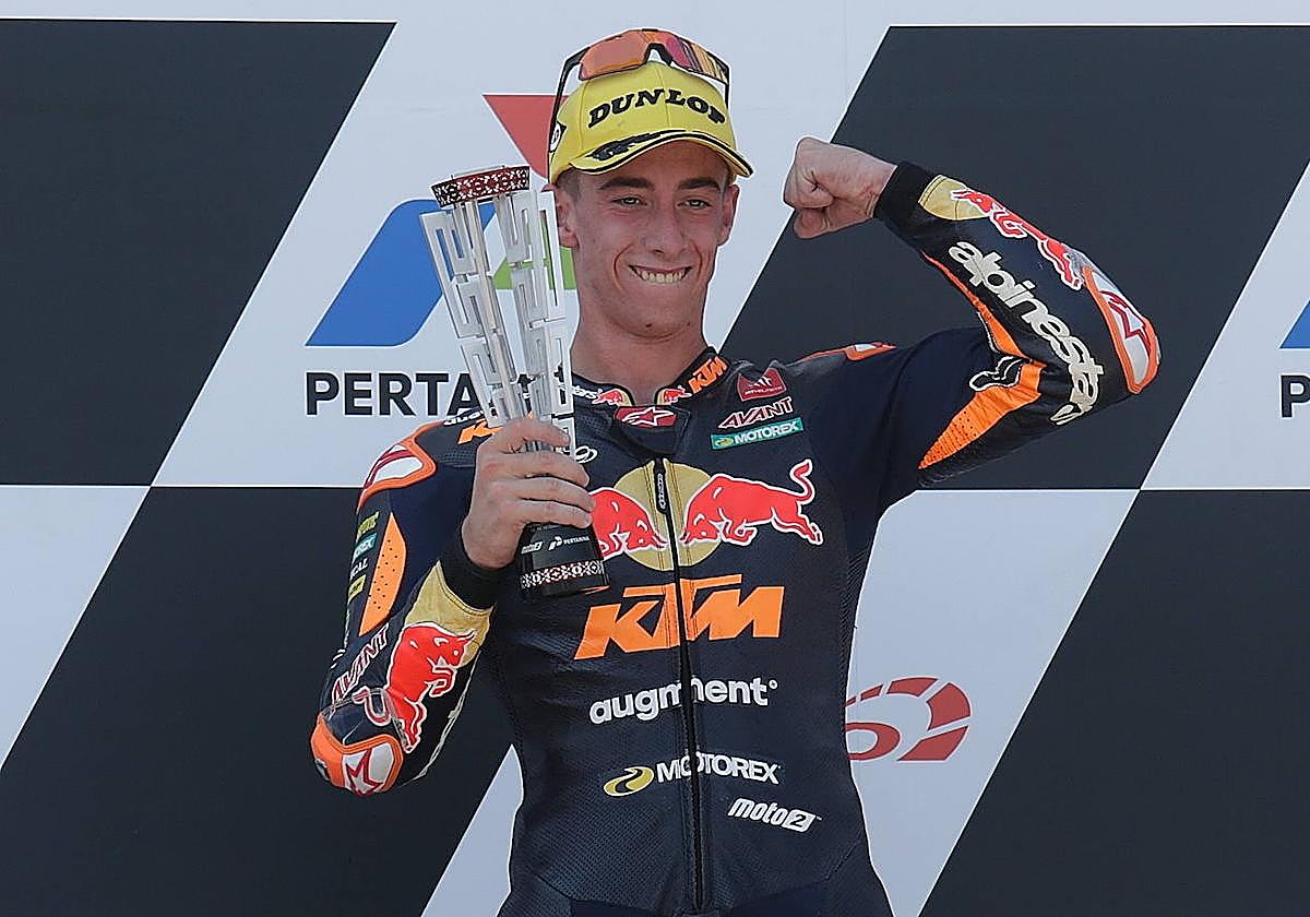 Pedro Acosta levanta el puño en el podio del Gran Premio de Indonesia.