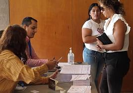 Ciudadanos ecuatorianos, este sábado, votando en el Auditorio Víctor Villegas de Murcia.