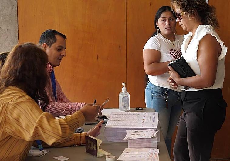 Ciudadanos ecuatorianos, este sábado, votando en el Auditorio Víctor Villegas de Murcia.