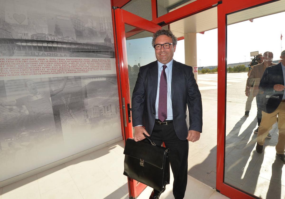Julián Luna, promotor de la querella, a su llegada a una junta del Real Murcia en abril.