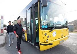 Un vecino de Santomera sube a la línea 36 de Murcia.