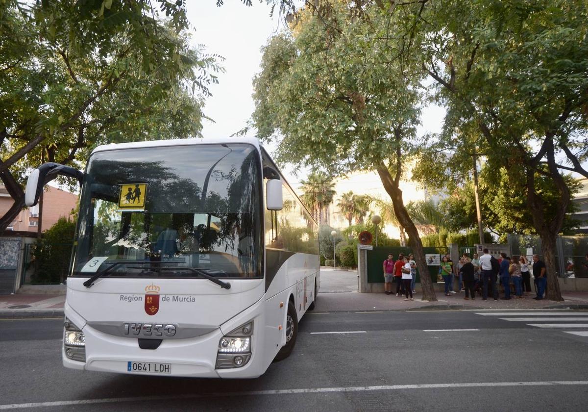 Un autobús de transporte escolar en Espinardo.