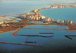 Vista aérea de los diques y pantalanes del frustrado proyecto de Puerto Mayor en La Manga.