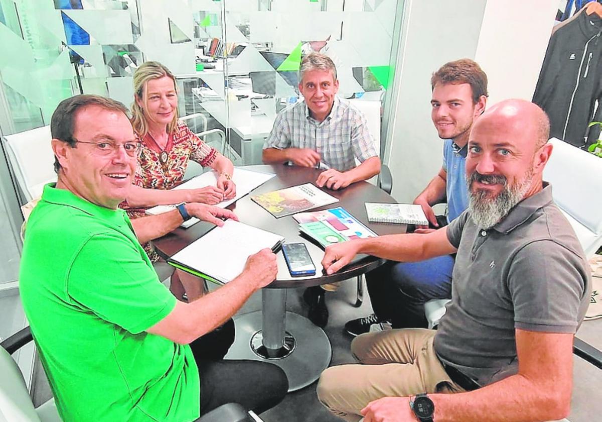 Representantes de Fecoam y Emuri, en unencuentro de trabajo, el pasado mes.