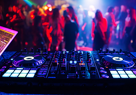 Un DJ pincha en una discoteca, en una foto de archivo.