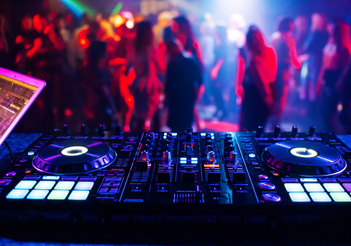 Un DJ pincha en una discoteca, en una foto de archivo.
