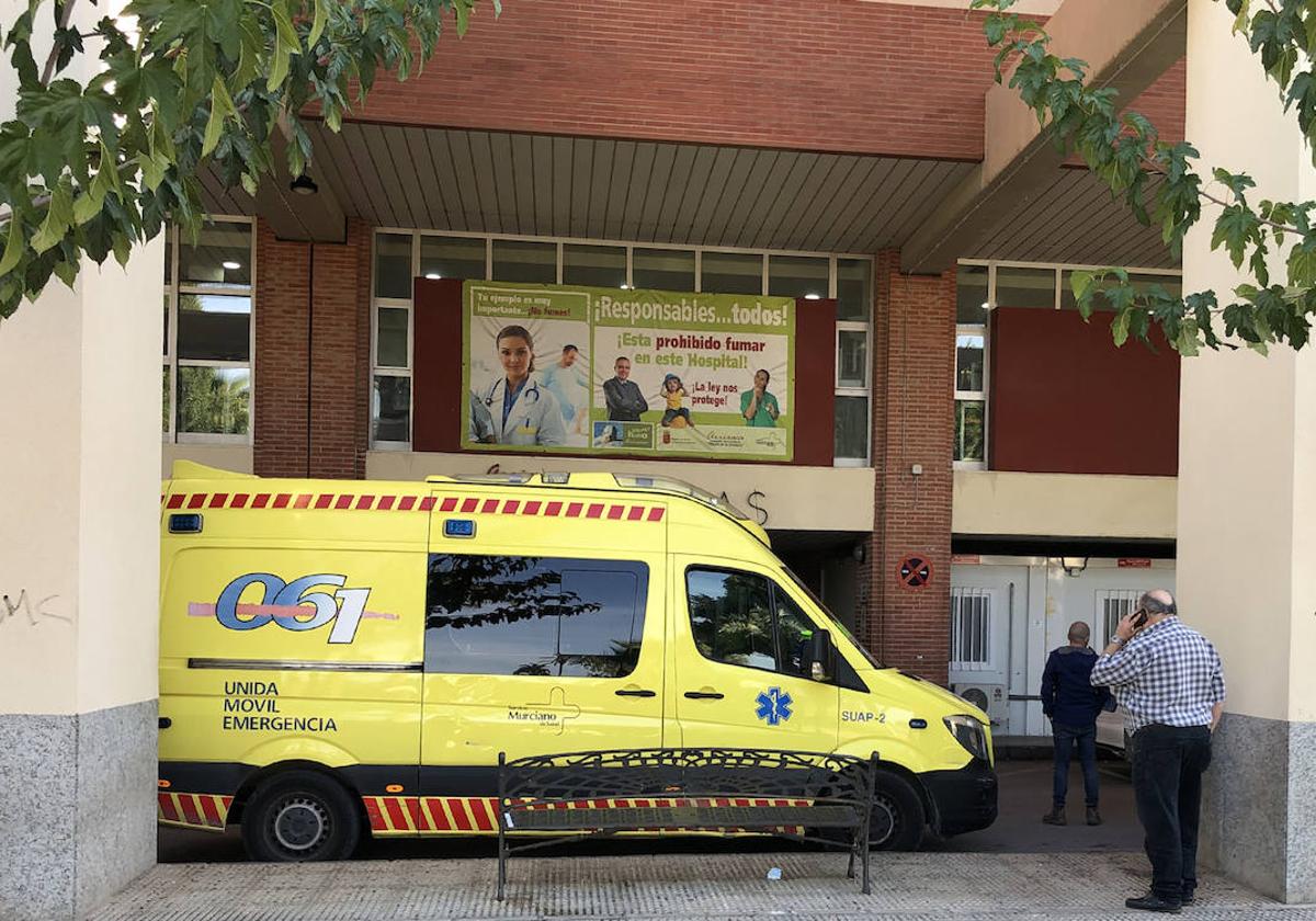 Una ambulancia llega a la puerta de Urgencias de La Arrixaca.