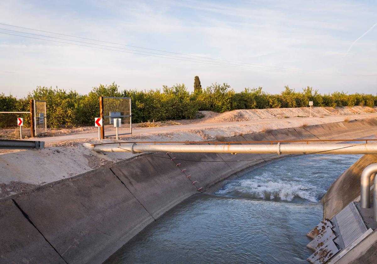 El canal del Trasvase a su paso por Santomera.