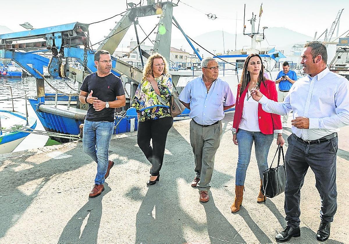 La consejera, segunda por la derecha, con miembros de la federación regional de cofradías.