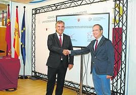 El consejero Juan María Vázquez y el presidente de Agrupal, José García Gómez.