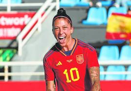 Jenni Hermoso celebra un gol con la selección española.