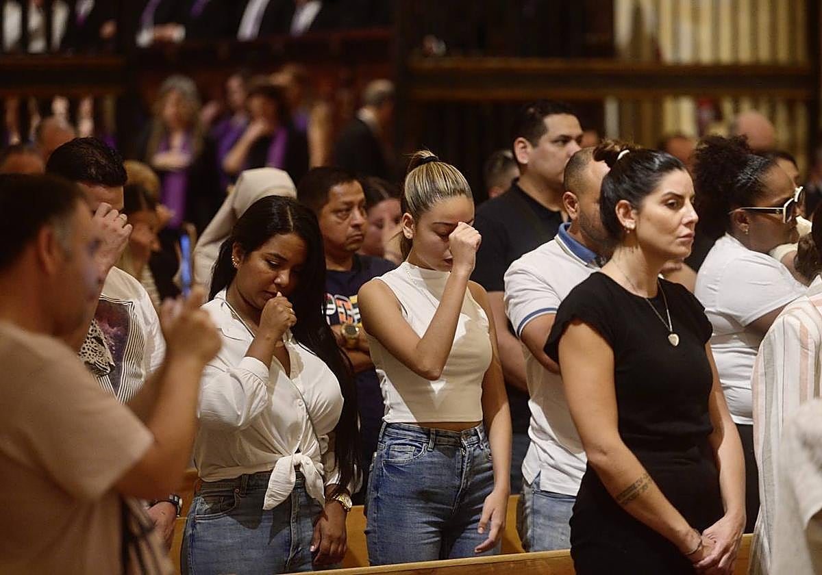 Familiares y amigos de los fallecidos, durante la misa.