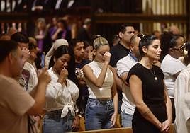 Familiares y amigos de los fallecidos, durante la misa.