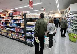 Varios clientes hacen la compra en un supermercado, en una imagen de archivo.