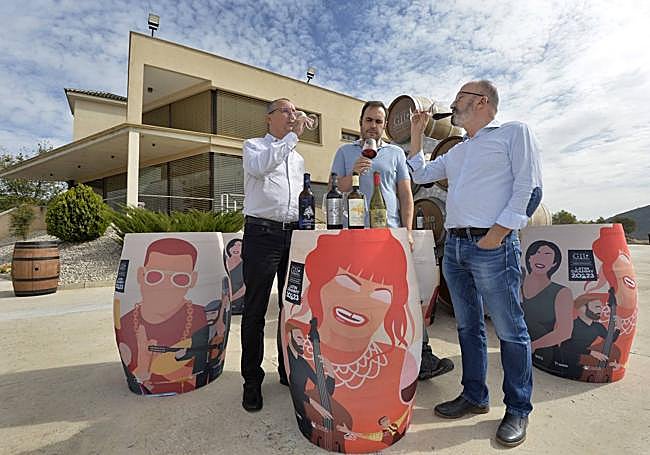 Ángel Gil, Bartolo Abellán y Miguel Gil catan vinos junto a los barriles creados 'ex profeso' para los premios Grammy Latinos 2023.