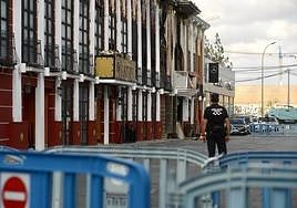 Un agente de la Policía Local de Murcia, junto a las discotecas incendiadas, en los días posteriores a la tragedia.