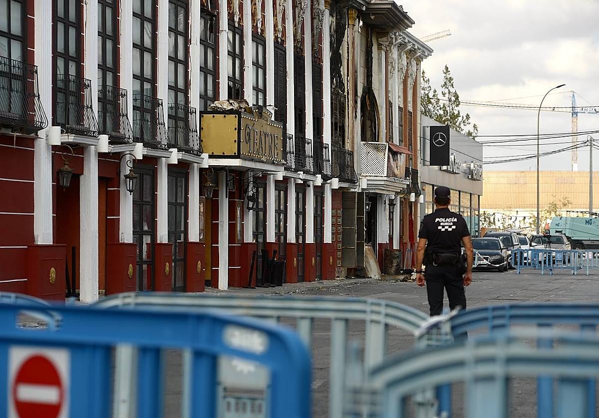 Un agente de la Policía Local de Murcia, junto a las discotecas incendiadas, en los días posteriores a la tragedia.