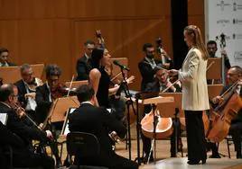 La cantaora Shakira Martínez en el concierto de la Orquesta Sinfónica de la Región de Murcia, con Isabel Rubio a la batuta.