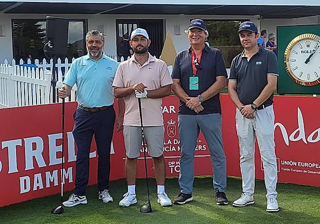 El 'amateur' Enrique Martínez (3º i), justo antes de salir al campo con sus compañeros de partida y el profesional Levi (2º i).