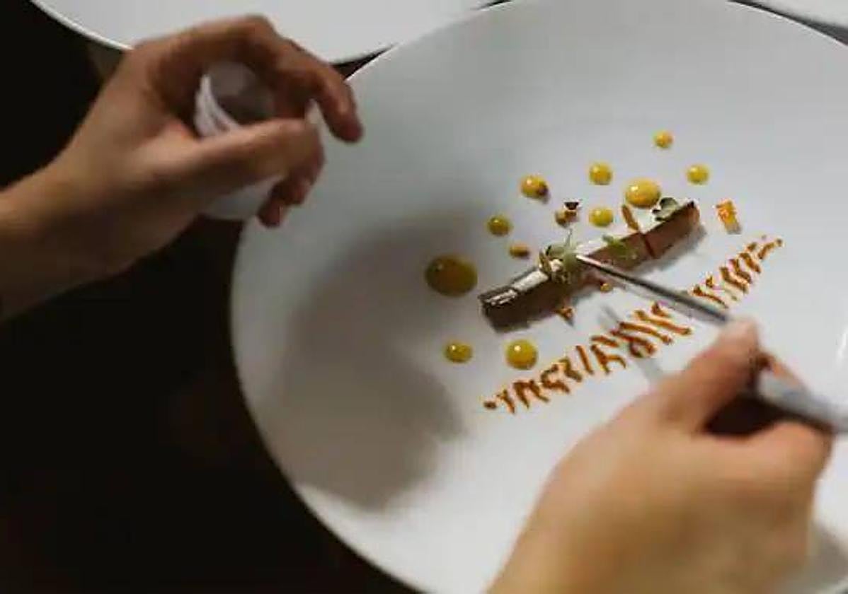 Elaboración de un plato con Estrella Michelin, en una imagen de archivo.