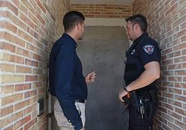 Un agente de la Policía Local, acompañando a Bernabé a comprobar el precinto de una vivienda.