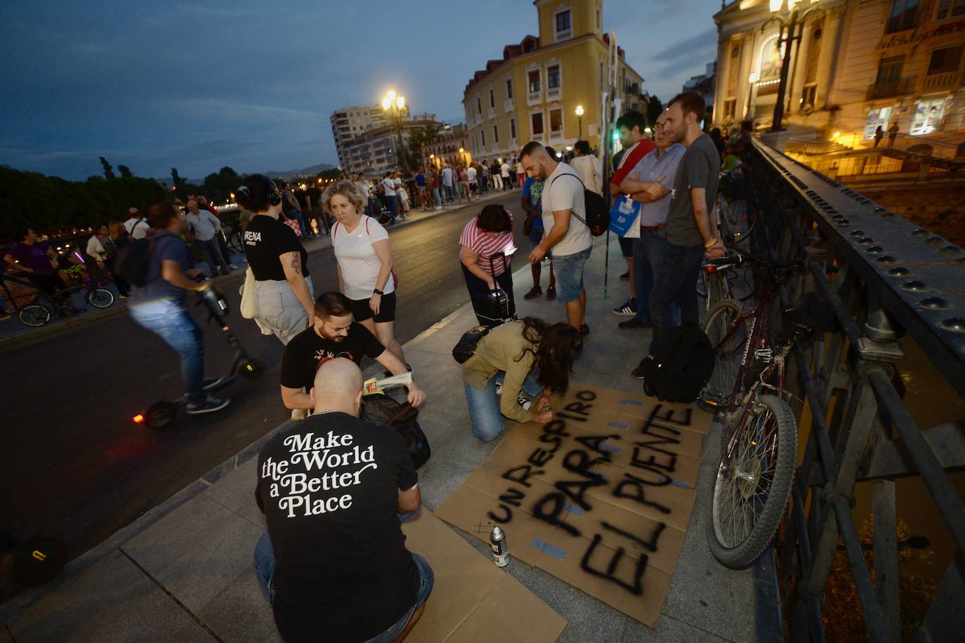 Vuelven las protestas al Puente Viejo de Murcia