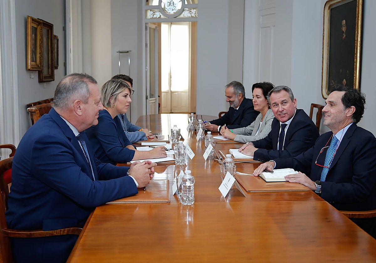 Juan Marín y Noelia Arroyo frente a los directivos de Sabic, en el Palacio Consistorial.