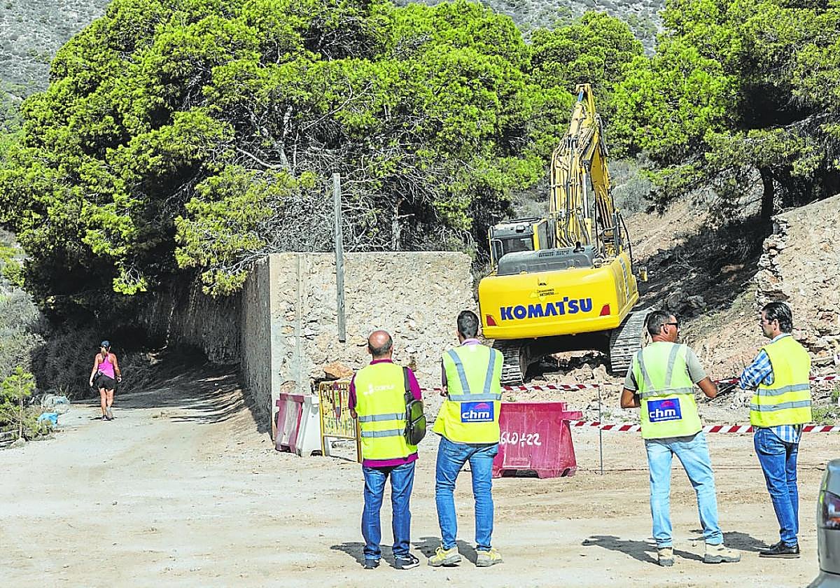 Varios técnicos supervisan el comienzo de las obras, junto al camino de la Algameca Chica.