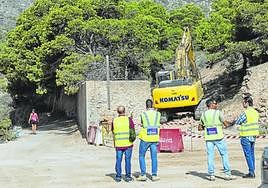 Varios técnicos supervisan el comienzo de las obras, junto al camino de la Algameca Chica.