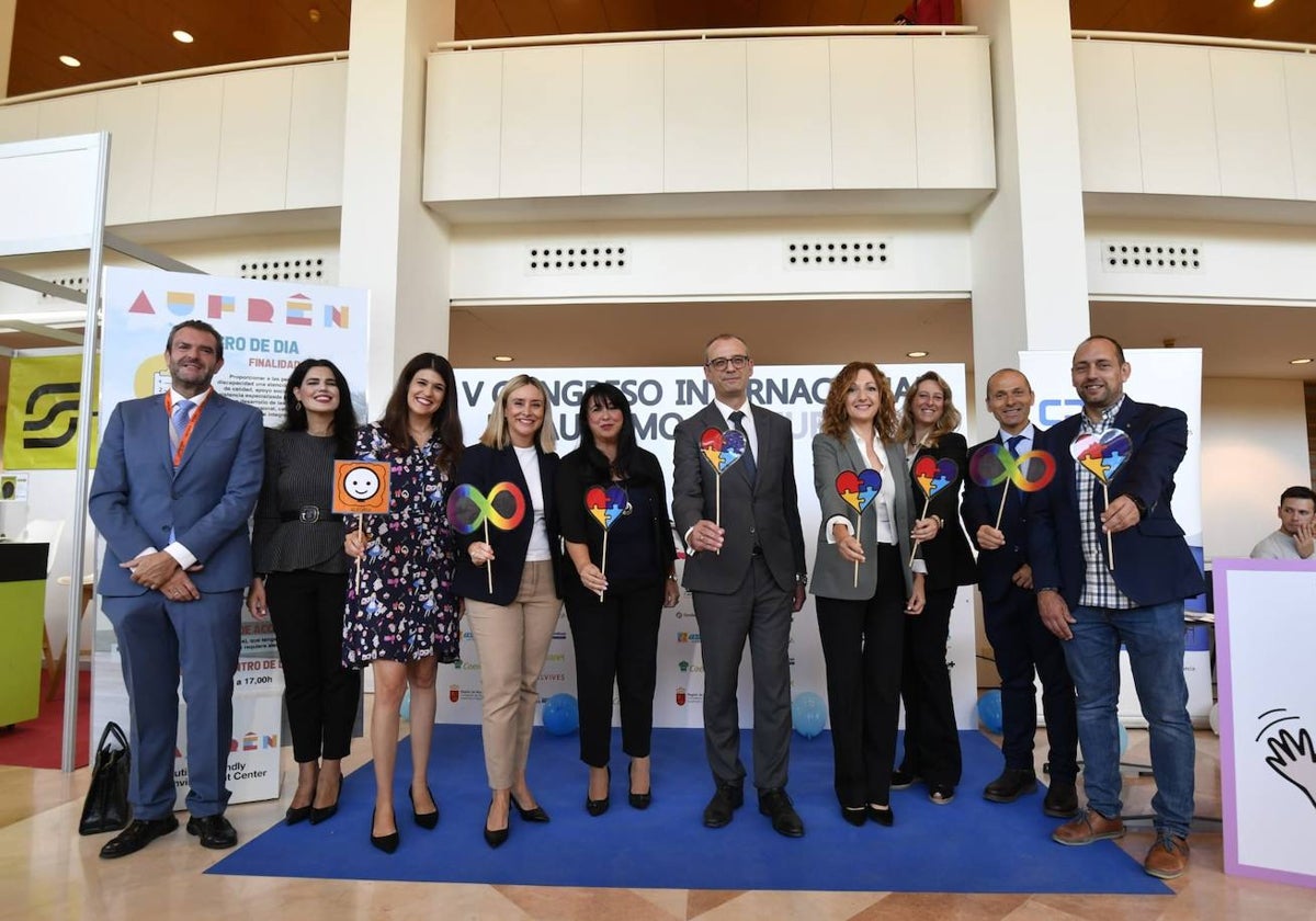 Organizadores y autoridades, este viernes en el auditorio Víctor Villegas