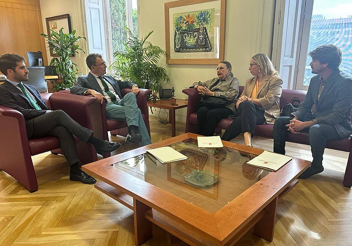 La viuda de Ramón Gaya, Isabel Verdejo, visita al alcalde y al concejal de Cultura de Murcia.