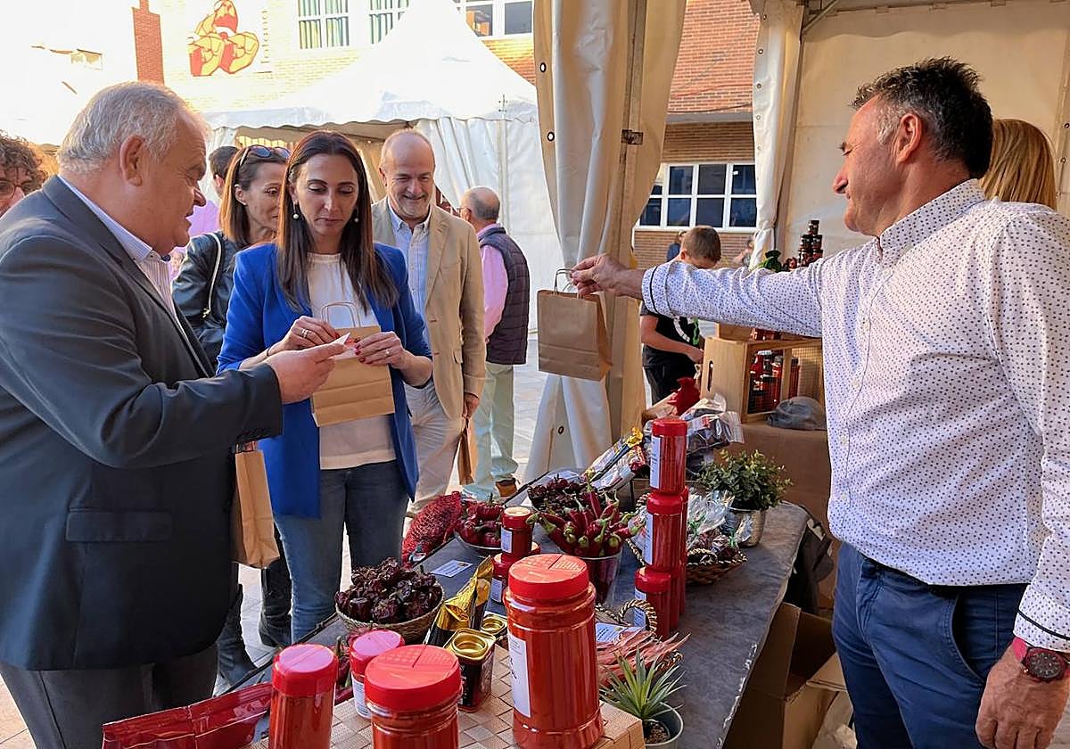 El alcalde de Totana y la consejera de Agricultura, a la izquierda, este viernes, en la feria.