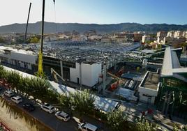 Vista superior de la futura estación del Carmen de Murcia, con los trabajos en la cubierta.