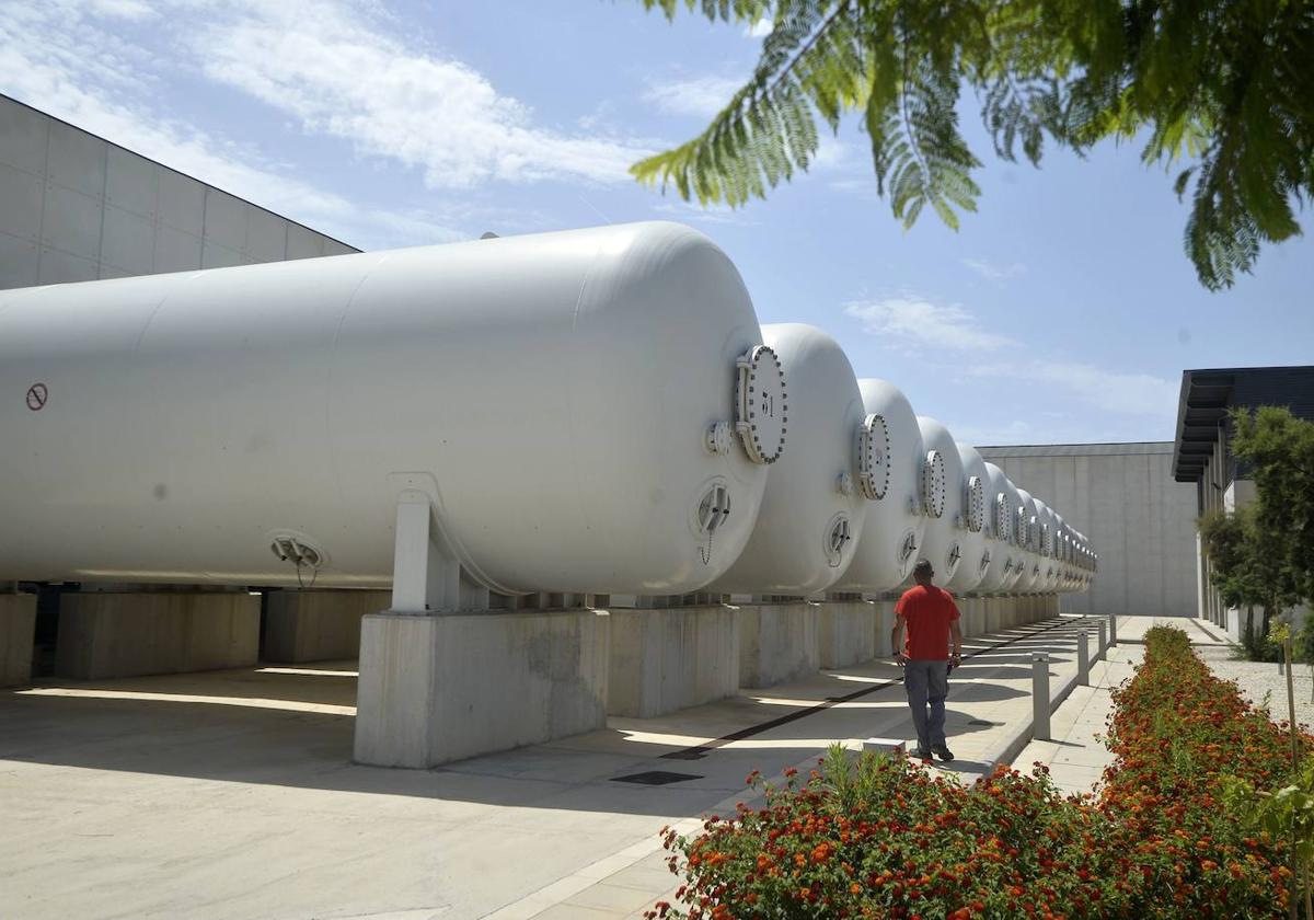 Un operario revisa las instalaciones de la desaladora de Torrevieja.