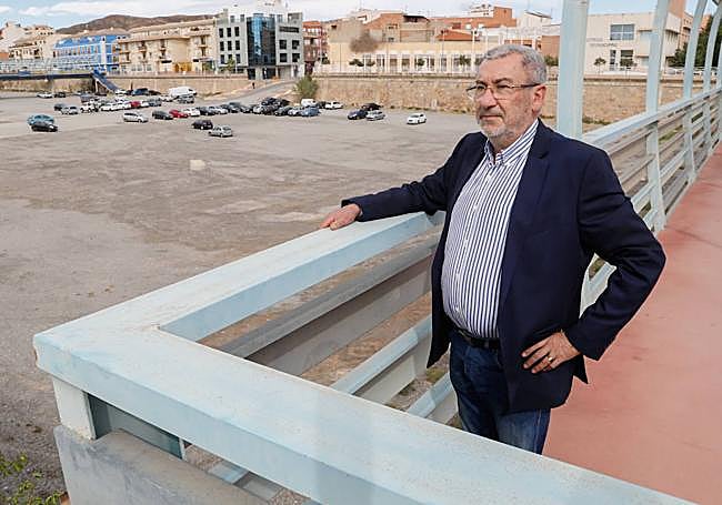 Ramón Robles, superviviente de la riada de 1973, en la rambla de Nogalte.