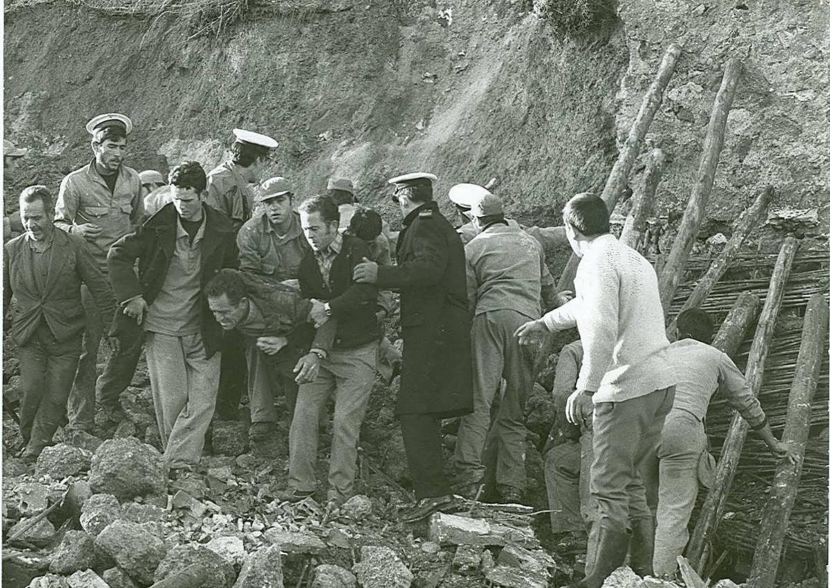 Imagen secundaria 1 - 1. Visita de los Príncipes de España, Don Juan Carlos y Doña Sofía, para conocer 'in situ' las devastadoras consecuencias de la riada (Tomás). 2. Equipos de rescate, de los que forman parte militares del Regimiento de Mallorca 13 (LV). 3. Estado en el que quedaron las viviendas en la zona de La Merced, junto al cauce del río Guadalentín (LV). 