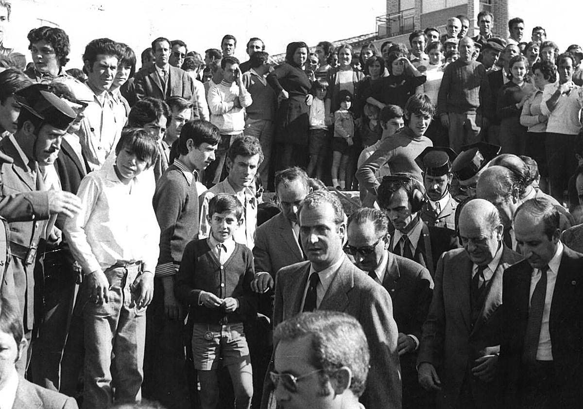 Imagen principal - 1. Visita de los Príncipes de España, Don Juan Carlos y Doña Sofía, para conocer 'in situ' las devastadoras consecuencias de la riada (Tomás). 2. Equipos de rescate, de los que forman parte militares del Regimiento de Mallorca 13 (LV). 3. Estado en el que quedaron las viviendas en la zona de La Merced, junto al cauce del río Guadalentín (LV). 